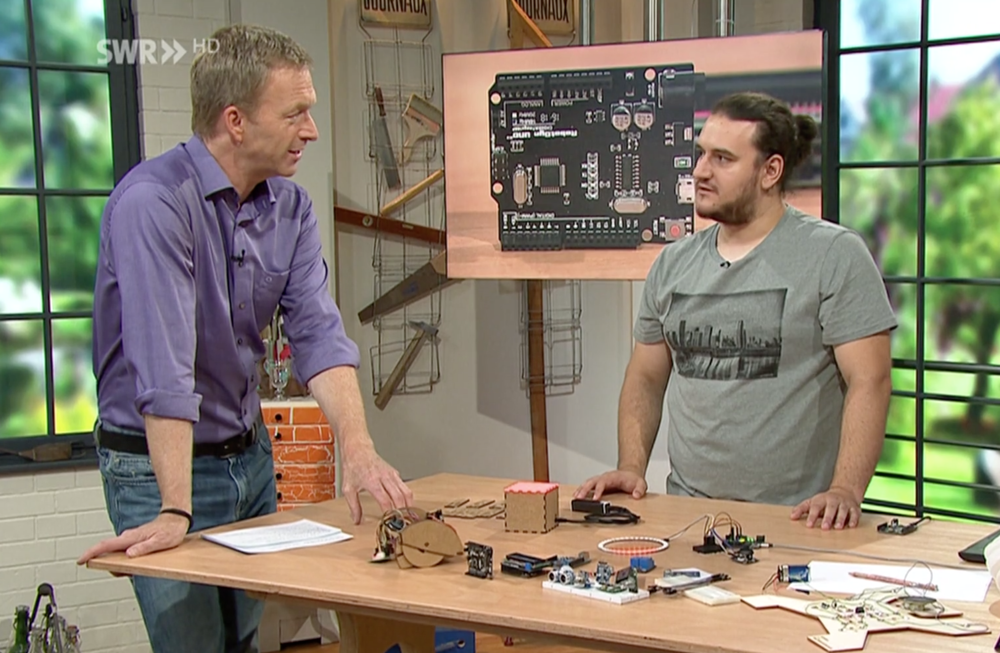 David Bauer (rechts) zusammen mit Moderator Martin Seidler, Screenshot aus der Fernsehsendung